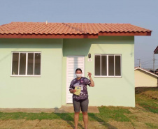  Quinze famílias carentes de Itapejara D’Oeste realizaram nesta quinta-feira (1) o sonho de ter uma casa própria. As unidades habitacionais foram entregues pela Cohapar, Secretaria da Justiça, Família e Trabalho (Sejuf) e a prefeitura, parceiros em um projeto viabilizado por meio do programa Nossa Gente Paraná. Foto: Eduardo Cioatto / Cohapar