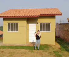  Quinze famílias carentes de Itapejara D’Oeste realizaram nesta quinta-feira (1) o sonho de ter uma casa própria. As unidades habitacionais foram entregues pela Cohapar, Secretaria da Justiça, Família e Trabalho (Sejuf) e a prefeitura, parceiros em um projeto viabilizado por meio do programa Nossa Gente Paraná. Foto: Eduardo Cioatto / Cohapar