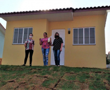  Quinze famílias carentes de Itapejara D’Oeste realizaram nesta quinta-feira (1) o sonho de ter uma casa própria. As unidades habitacionais foram entregues pela Cohapar, Secretaria da Justiça, Família e Trabalho (Sejuf) e a prefeitura, parceiros em um projeto viabilizado por meio do programa Nossa Gente Paraná. Foto: Eduardo Cioatto / Cohapar