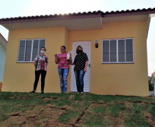  Quinze famílias carentes de Itapejara D’Oeste realizaram nesta quinta-feira (1) o sonho de ter uma casa própria. As unidades habitacionais foram entregues pela Cohapar, Secretaria da Justiça, Família e Trabalho (Sejuf) e a prefeitura, parceiros em um projeto viabilizado por meio do programa Nossa Gente Paraná. Foto: Eduardo Cioatto / Cohapar