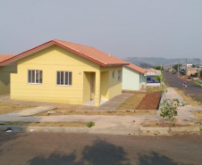  Quinze famílias carentes de Itapejara D’Oeste realizaram nesta quinta-feira (1) o sonho de ter uma casa própria. As unidades habitacionais foram entregues pela Cohapar, Secretaria da Justiça, Família e Trabalho (Sejuf) e a prefeitura, parceiros em um projeto viabilizado por meio do programa Nossa Gente Paraná. Foto: Eduardo Cioatto / Cohapar