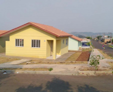  Quinze famílias carentes de Itapejara D’Oeste realizaram nesta quinta-feira (1) o sonho de ter uma casa própria. As unidades habitacionais foram entregues pela Cohapar, Secretaria da Justiça, Família e Trabalho (Sejuf) e a prefeitura, parceiros em um projeto viabilizado por meio do programa Nossa Gente Paraná. Foto: Eduardo Cioatto / Cohapar
