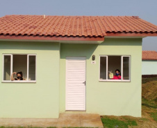  Quinze famílias carentes de Itapejara D’Oeste realizaram nesta quinta-feira (1) o sonho de ter uma casa própria. As unidades habitacionais foram entregues pela Cohapar, Secretaria da Justiça, Família e Trabalho (Sejuf) e a prefeitura, parceiros em um projeto viabilizado por meio do programa Nossa Gente Paraná. Foto: Eduardo Cioatto / Cohapar