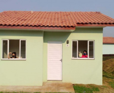  Quinze famílias carentes de Itapejara D’Oeste realizaram nesta quinta-feira (1) o sonho de ter uma casa própria. As unidades habitacionais foram entregues pela Cohapar, Secretaria da Justiça, Família e Trabalho (Sejuf) e a prefeitura, parceiros em um projeto viabilizado por meio do programa Nossa Gente Paraná. Foto: Eduardo Cioatto / Cohapar