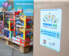 Nesta sexta-feira (02), acontece o último drive thru para entrega de brinquedos da campanha Paraná Piá no estacionamento do Palácio Iguaçu, em Curitiba. A primeira-dama Luciana Saito Massa acompanha a arrecadação.A campanha, promovida pela Superintendência Geral de Ação Solidária (SGAS), do Governo do Estado, arrecada brinquedos novos ou usados, em bom estado, para serem distribuídos em comemoração ao Dia das Crianças, celebrado no dia 12 de outubro. 02/10/2020 - Foto: Geraldo Bubniak/AEN