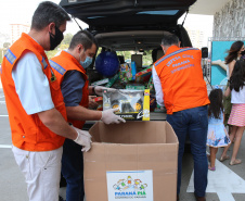 Nesta sexta-feira (02), acontece o último drive thru para entrega de brinquedos da campanha Paraná Piá no estacionamento do Palácio Iguaçu, em Curitiba. A primeira-dama Luciana Saito Massa acompanha a arrecadação.A campanha, promovida pela Superintendência Geral de Ação Solidária (SGAS), do Governo do Estado, arrecada brinquedos novos ou usados, em bom estado, para serem distribuídos em comemoração ao Dia das Crianças, celebrado no dia 12 de outubro. 02/10/2020 - Foto: Geraldo Bubniak/AEN