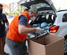 Nesta sexta-feira (02), acontece o último drive thru para entrega de brinquedos da campanha Paraná Piá no estacionamento do Palácio Iguaçu, em Curitiba. A primeira-dama Luciana Saito Massa acompanha a arrecadação.A campanha, promovida pela Superintendência Geral de Ação Solidária (SGAS), do Governo do Estado, arrecada brinquedos novos ou usados, em bom estado, para serem distribuídos em comemoração ao Dia das Crianças, celebrado no dia 12 de outubro. 02/10/2020 - Foto: Geraldo Bubniak/AEN