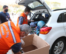 Nesta sexta-feira (02), acontece o último drive thru para entrega de brinquedos da campanha Paraná Piá no estacionamento do Palácio Iguaçu, em Curitiba. A primeira-dama Luciana Saito Massa acompanha a arrecadação.A campanha, promovida pela Superintendência Geral de Ação Solidária (SGAS), do Governo do Estado, arrecada brinquedos novos ou usados, em bom estado, para serem distribuídos em comemoração ao Dia das Crianças, celebrado no dia 12 de outubro. 02/10/2020 - Foto: Geraldo Bubniak/AEN