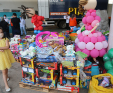Nesta sexta-feira (02), acontece o último drive thru para entrega de brinquedos da campanha Paraná Piá no estacionamento do Palácio Iguaçu, em Curitiba. A primeira-dama Luciana Saito Massa acompanha a arrecadação.A campanha, promovida pela Superintendência Geral de Ação Solidária (SGAS), do Governo do Estado, arrecada brinquedos novos ou usados, em bom estado, para serem distribuídos em comemoração ao Dia das Crianças, celebrado no dia 12 de outubro. 02/10/2020 - Foto: Geraldo Bubniak/AEN
