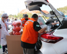 Nesta sexta-feira (02), acontece o último drive thru para entrega de brinquedos da campanha Paraná Piá no estacionamento do Palácio Iguaçu, em Curitiba. A primeira-dama Luciana Saito Massa acompanha a arrecadação.A campanha, promovida pela Superintendência Geral de Ação Solidária (SGAS), do Governo do Estado, arrecada brinquedos novos ou usados, em bom estado, para serem distribuídos em comemoração ao Dia das Crianças, celebrado no dia 12 de outubro. 02/10/2020 - Foto: Geraldo Bubniak/AEN