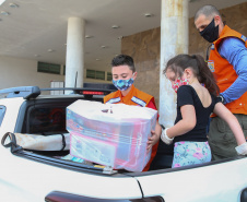 Nesta sexta-feira (02), acontece o último drive thru para entrega de brinquedos da campanha Paraná Piá no estacionamento do Palácio Iguaçu, em Curitiba. A primeira-dama Luciana Saito Massa acompanha a arrecadação.A campanha, promovida pela Superintendência Geral de Ação Solidária (SGAS), do Governo do Estado, arrecada brinquedos novos ou usados, em bom estado, para serem distribuídos em comemoração ao Dia das Crianças, celebrado no dia 12 de outubro. 02/10/2020 - Foto: Geraldo Bubniak/AEN