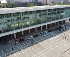 Nesta sexta-feira (02), acontece o último drive thru para entrega de brinquedos da campanha Paraná Piá no estacionamento do Palácio Iguaçu, em Curitiba. A primeira-dama Luciana Saito Massa acompanha a arrecadação.A campanha, promovida pela Superintendência Geral de Ação Solidária (SGAS), do Governo do Estado, arrecada brinquedos novos ou usados, em bom estado, para serem distribuídos em comemoração ao Dia das Crianças, celebrado no dia 12 de outubro. 02/10/2020 - Foto: Geraldo Bubniak/AEN