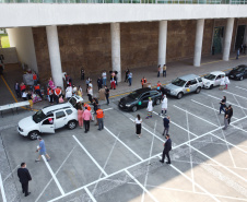 Nesta sexta-feira (02), acontece o último drive thru para entrega de brinquedos da campanha Paraná Piá no estacionamento do Palácio Iguaçu, em Curitiba. A primeira-dama Luciana Saito Massa acompanha a arrecadação.A campanha, promovida pela Superintendência Geral de Ação Solidária (SGAS), do Governo do Estado, arrecada brinquedos novos ou usados, em bom estado, para serem distribuídos em comemoração ao Dia das Crianças, celebrado no dia 12 de outubro. 02/10/2020 - Foto: Geraldo Bubniak/AEN