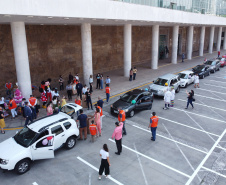 Nesta sexta-feira (02), acontece o último drive thru para entrega de brinquedos da campanha Paraná Piá no estacionamento do Palácio Iguaçu, em Curitiba. A primeira-dama Luciana Saito Massa acompanha a arrecadação.A campanha, promovida pela Superintendência Geral de Ação Solidária (SGAS), do Governo do Estado, arrecada brinquedos novos ou usados, em bom estado, para serem distribuídos em comemoração ao Dia das Crianças, celebrado no dia 12 de outubro. 02/10/2020 - Foto: Geraldo Bubniak/AEN