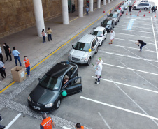 Nesta sexta-feira (02), acontece o último drive thru para entrega de brinquedos da campanha Paraná Piá no estacionamento do Palácio Iguaçu, em Curitiba. A primeira-dama Luciana Saito Massa acompanha a arrecadação.A campanha, promovida pela Superintendência Geral de Ação Solidária (SGAS), do Governo do Estado, arrecada brinquedos novos ou usados, em bom estado, para serem distribuídos em comemoração ao Dia das Crianças, celebrado no dia 12 de outubro. 02/10/2020 - Foto: Geraldo Bubniak/AEN