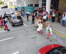 Nesta sexta-feira (02), acontece o último drive thru para entrega de brinquedos da campanha Paraná Piá no estacionamento do Palácio Iguaçu, em Curitiba. A primeira-dama Luciana Saito Massa acompanha a arrecadação.A campanha, promovida pela Superintendência Geral de Ação Solidária (SGAS), do Governo do Estado, arrecada brinquedos novos ou usados, em bom estado, para serem distribuídos em comemoração ao Dia das Crianças, celebrado no dia 12 de outubro. 02/10/2020 - Foto: Geraldo Bubniak/AEN