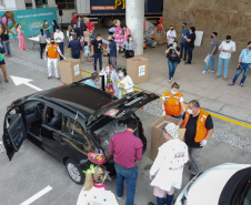 Nesta sexta-feira (02), acontece o último drive thru para entrega de brinquedos da campanha Paraná Piá no estacionamento do Palácio Iguaçu, em Curitiba. A primeira-dama Luciana Saito Massa acompanha a arrecadação.A campanha, promovida pela Superintendência Geral de Ação Solidária (SGAS), do Governo do Estado, arrecada brinquedos novos ou usados, em bom estado, para serem distribuídos em comemoração ao Dia das Crianças, celebrado no dia 12 de outubro. 02/10/2020 - Foto: Geraldo Bubniak/AEN