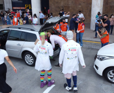 Nesta sexta-feira (02), acontece o último drive thru para entrega de brinquedos da campanha Paraná Piá no estacionamento do Palácio Iguaçu, em Curitiba. A primeira-dama Luciana Saito Massa acompanha a arrecadação.A campanha, promovida pela Superintendência Geral de Ação Solidária (SGAS), do Governo do Estado, arrecada brinquedos novos ou usados, em bom estado, para serem distribuídos em comemoração ao Dia das Crianças, celebrado no dia 12 de outubro. 02/10/2020 - Foto: Geraldo Bubniak/AEN