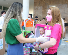 Nesta sexta-feira (02), acontece o último drive thru para entrega de brinquedos da campanha Paraná Piá no estacionamento do Palácio Iguaçu, em Curitiba. A primeira-dama Luciana Saito Massa acompanha a arrecadação.A campanha, promovida pela Superintendência Geral de Ação Solidária (SGAS), do Governo do Estado, arrecada brinquedos novos ou usados, em bom estado, para serem distribuídos em comemoração ao Dia das Crianças, celebrado no dia 12 de outubro. 02/10/2020 - Foto: Geraldo Bubniak/AEN