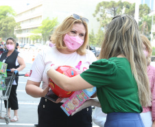 Nesta sexta-feira (02), acontece o último drive thru para entrega de brinquedos da campanha Paraná Piá no estacionamento do Palácio Iguaçu, em Curitiba. A primeira-dama Luciana Saito Massa acompanha a arrecadação.A campanha, promovida pela Superintendência Geral de Ação Solidária (SGAS), do Governo do Estado, arrecada brinquedos novos ou usados, em bom estado, para serem distribuídos em comemoração ao Dia das Crianças, celebrado no dia 12 de outubro. 02/10/2020 - Foto: Geraldo Bubniak/AEN