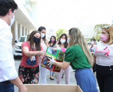 Nesta sexta-feira (02), acontece o último drive thru para entrega de brinquedos da campanha Paraná Piá no estacionamento do Palácio Iguaçu, em Curitiba. A primeira-dama Luciana Saito Massa acompanha a arrecadação.A campanha, promovida pela Superintendência Geral de Ação Solidária (SGAS), do Governo do Estado, arrecada brinquedos novos ou usados, em bom estado, para serem distribuídos em comemoração ao Dia das Crianças, celebrado no dia 12 de outubro. 02/10/2020 - Foto: Geraldo Bubniak/AEN