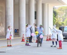 Nesta sexta-feira (02), acontece o último drive thru para entrega de brinquedos da campanha Paraná Piá no estacionamento do Palácio Iguaçu, em Curitiba. A primeira-dama Luciana Saito Massa acompanha a arrecadação.A campanha, promovida pela Superintendência Geral de Ação Solidária (SGAS), do Governo do Estado, arrecada brinquedos novos ou usados, em bom estado, para serem distribuídos em comemoração ao Dia das Crianças, celebrado no dia 12 de outubro. 02/10/2020 - Foto: Geraldo Bubniak/AEN