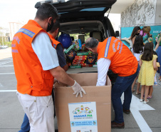 Nesta sexta-feira (02), acontece o último drive thru para entrega de brinquedos da campanha Paraná Piá no estacionamento do Palácio Iguaçu, em Curitiba. A primeira-dama Luciana Saito Massa acompanha a arrecadação.A campanha, promovida pela Superintendência Geral de Ação Solidária (SGAS), do Governo do Estado, arrecada brinquedos novos ou usados, em bom estado, para serem distribuídos em comemoração ao Dia das Crianças, celebrado no dia 12 de outubro. 02/10/2020 - Foto: Geraldo Bubniak/AEN