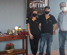 Esse instrumento é um marco na trajetória das pequenas empresas familiares, pois elas poderão expandir seus negócios, ampliar vendas, produzir mais”, afirmou o secretário da Agricultura e do Abastecimento, Norberto Ortigara, ao entregar, nesta sexta-feira (02), o certificado de adesão ao município de Santa Helena, no Oeste do Paraná. Foto:SEAB