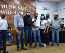 Esse instrumento é um marco na trajetória das pequenas empresas familiares, pois elas poderão expandir seus negócios, ampliar vendas, produzir mais”, afirmou o secretário da Agricultura e do Abastecimento, Norberto Ortigara, ao entregar, nesta sexta-feira (02), o certificado de adesão ao município de Santa Helena, no Oeste do Paraná. Foto:SEAB