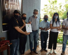 Esse instrumento é um marco na trajetória das pequenas empresas familiares, pois elas poderão expandir seus negócios, ampliar vendas, produzir mais”, afirmou o secretário da Agricultura e do Abastecimento, Norberto Ortigara, ao entregar, nesta sexta-feira (02), o certificado de adesão ao município de Santa Helena, no Oeste do Paraná. Foto:SEAB
