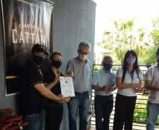 Esse instrumento é um marco na trajetória das pequenas empresas familiares, pois elas poderão expandir seus negócios, ampliar vendas, produzir mais”, afirmou o secretário da Agricultura e do Abastecimento, Norberto Ortigara, ao entregar, nesta sexta-feira (02), o certificado de adesão ao município de Santa Helena, no Oeste do Paraná. Foto:SEAB
