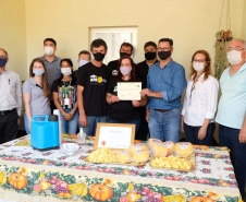 Esse instrumento é um marco na trajetória das pequenas empresas familiares, pois elas poderão expandir seus negócios, ampliar vendas, produzir mais”, afirmou o secretário da Agricultura e do Abastecimento, Norberto Ortigara, ao entregar, nesta sexta-feira (02), o certificado de adesão ao município de Santa Helena, no Oeste do Paraná. Foto:SEAB