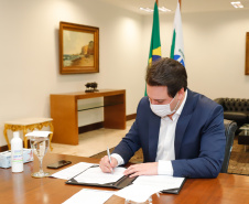 O governador Carlos Massa Ratinho Junior assinou o decreto de utilidade pública das áreas atingidas pelas obras do novo Trevo Cataratas, em Cascavel, na Região Oeste. Esta é a primeira etapa para a desapropriação de quatro áreas, totalizando 3.819,63 metros quadrados, necessários para a execução dos 9 quilômetros de vias e dois viadutos da obra. Foto: Rodrigo Felix Leal/AEN