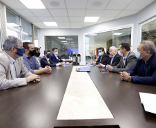 O Porto de Paranaguá recebeu nesta sexta-feira (2) a visita oficial do embaixador plurinacional da Bolívia, Wilfredo Rojo. A comitiva boliviana veio conhecer um possível depósito franco, que será doado pelo Governo Federal ao país vizinho. O processo de cessão é instruído pelo Ministério da Infraestrutura, através da Secretaria Nacional dos Portos.