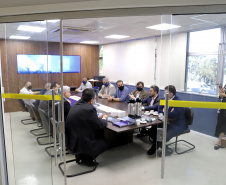 O Porto de Paranaguá recebeu nesta sexta-feira (2) a visita oficial do embaixador plurinacional da Bolívia, Wilfredo Rojo. A comitiva boliviana veio conhecer um possível depósito franco, que será doado pelo Governo Federal ao país vizinho. O processo de cessão é instruído pelo Ministério da Infraestrutura, através da Secretaria Nacional dos Portos.