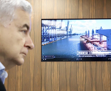 O Porto de Paranaguá recebeu nesta sexta-feira (2) a visita oficial do embaixador plurinacional da Bolívia, Wilfredo Rojo. A comitiva boliviana veio conhecer um possível depósito franco, que será doado pelo Governo Federal ao país vizinho. O processo de cessão é instruído pelo Ministério da Infraestrutura, através da Secretaria Nacional dos Portos.