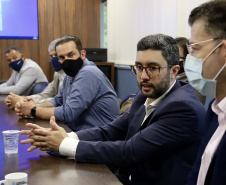 O Porto de Paranaguá recebeu nesta sexta-feira (2) a visita oficial do embaixador plurinacional da Bolívia, Wilfredo Rojo. A comitiva boliviana veio conhecer um possível depósito franco, que será doado pelo Governo Federal ao país vizinho. O processo de cessão é instruído pelo Ministério da Infraestrutura, através da Secretaria Nacional dos Portos.