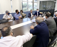 O Porto de Paranaguá recebeu nesta sexta-feira (2) a visita oficial do embaixador plurinacional da Bolívia, Wilfredo Rojo. A comitiva boliviana veio conhecer um possível depósito franco, que será doado pelo Governo Federal ao país vizinho. O processo de cessão é instruído pelo Ministério da Infraestrutura, através da Secretaria Nacional dos Portos.