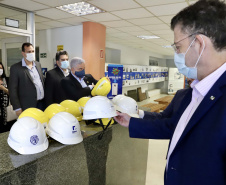 O Porto de Paranaguá recebeu nesta sexta-feira (2) a visita oficial do embaixador plurinacional da Bolívia, Wilfredo Rojo. A comitiva boliviana veio conhecer um possível depósito franco, que será doado pelo Governo Federal ao país vizinho. O processo de cessão é instruído pelo Ministério da Infraestrutura, através da Secretaria Nacional dos Portos.