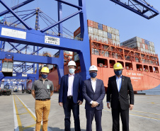 O Porto de Paranaguá recebeu nesta sexta-feira (2) a visita oficial do embaixador plurinacional da Bolívia, Wilfredo Rojo. A comitiva boliviana veio conhecer um possível depósito franco, que será doado pelo Governo Federal ao país vizinho. O processo de cessão é instruído pelo Ministério da Infraestrutura, através da Secretaria Nacional dos Portos.