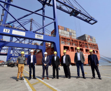 O Porto de Paranaguá recebeu nesta sexta-feira (2) a visita oficial do embaixador plurinacional da Bolívia, Wilfredo Rojo. A comitiva boliviana veio conhecer um possível depósito franco, que será doado pelo Governo Federal ao país vizinho. O processo de cessão é instruído pelo Ministério da Infraestrutura, através da Secretaria Nacional dos Portos.