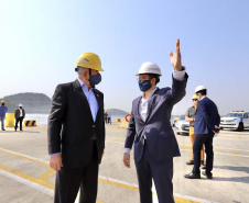 O Porto de Paranaguá recebeu nesta sexta-feira (2) a visita oficial do embaixador plurinacional da Bolívia, Wilfredo Rojo. A comitiva boliviana veio conhecer um possível depósito franco, que será doado pelo Governo Federal ao país vizinho. O processo de cessão é instruído pelo Ministério da Infraestrutura, através da Secretaria Nacional dos Portos.