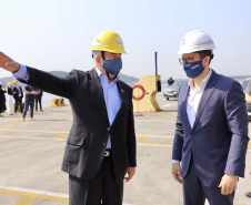 O Porto de Paranaguá recebeu nesta sexta-feira (2) a visita oficial do embaixador plurinacional da Bolívia, Wilfredo Rojo. A comitiva boliviana veio conhecer um possível depósito franco, que será doado pelo Governo Federal ao país vizinho. O processo de cessão é instruído pelo Ministério da Infraestrutura, através da Secretaria Nacional dos Portos.