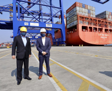 O Porto de Paranaguá recebeu nesta sexta-feira (2) a visita oficial do embaixador plurinacional da Bolívia, Wilfredo Rojo. A comitiva boliviana veio conhecer um possível depósito franco, que será doado pelo Governo Federal ao país vizinho. O processo de cessão é instruído pelo Ministério da Infraestrutura, através da Secretaria Nacional dos Portos.