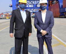 O Porto de Paranaguá recebeu nesta sexta-feira (2) a visita oficial do embaixador plurinacional da Bolívia, Wilfredo Rojo. A comitiva boliviana veio conhecer um possível depósito franco, que será doado pelo Governo Federal ao país vizinho. O processo de cessão é instruído pelo Ministério da Infraestrutura, através da Secretaria Nacional dos Portos.