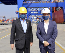 O Porto de Paranaguá recebeu nesta sexta-feira (2) a visita oficial do embaixador plurinacional da Bolívia, Wilfredo Rojo. A comitiva boliviana veio conhecer um possível depósito franco, que será doado pelo Governo Federal ao país vizinho. O processo de cessão é instruído pelo Ministério da Infraestrutura, através da Secretaria Nacional dos Portos.