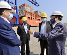 O Porto de Paranaguá recebeu nesta sexta-feira (2) a visita oficial do embaixador plurinacional da Bolívia, Wilfredo Rojo. A comitiva boliviana veio conhecer um possível depósito franco, que será doado pelo Governo Federal ao país vizinho. O processo de cessão é instruído pelo Ministério da Infraestrutura, através da Secretaria Nacional dos Portos.