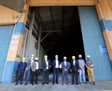 O Porto de Paranaguá recebeu nesta sexta-feira (2) a visita oficial do embaixador plurinacional da Bolívia, Wilfredo Rojo. A comitiva boliviana veio conhecer um possível depósito franco, que será doado pelo Governo Federal ao país vizinho. O processo de cessão é instruído pelo Ministério da Infraestrutura, através da Secretaria Nacional dos Portos.