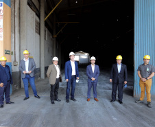 O Porto de Paranaguá recebeu nesta sexta-feira (2) a visita oficial do embaixador plurinacional da Bolívia, Wilfredo Rojo. A comitiva boliviana veio conhecer um possível depósito franco, que será doado pelo Governo Federal ao país vizinho. O processo de cessão é instruído pelo Ministério da Infraestrutura, através da Secretaria Nacional dos Portos.