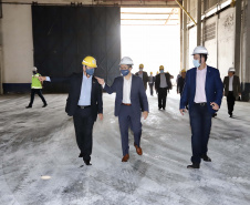 O Porto de Paranaguá recebeu nesta sexta-feira (2) a visita oficial do embaixador plurinacional da Bolívia, Wilfredo Rojo. A comitiva boliviana veio conhecer um possível depósito franco, que será doado pelo Governo Federal ao país vizinho. O processo de cessão é instruído pelo Ministério da Infraestrutura, através da Secretaria Nacional dos Portos.